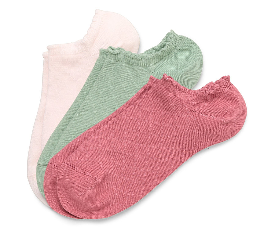 Drei Paar niedrige Socken in Rosa, Grün und Pink liegen übereinander.