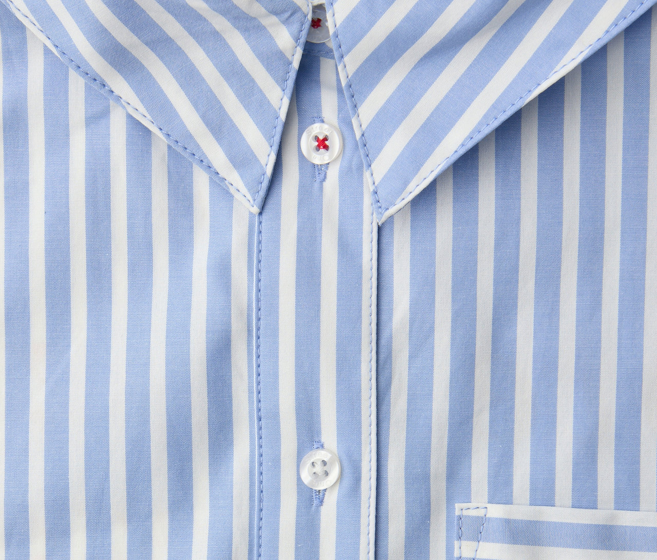 Nahaufnahme der Street One Hemdbluse mit blau-weissen Streifen und Knöpfen.