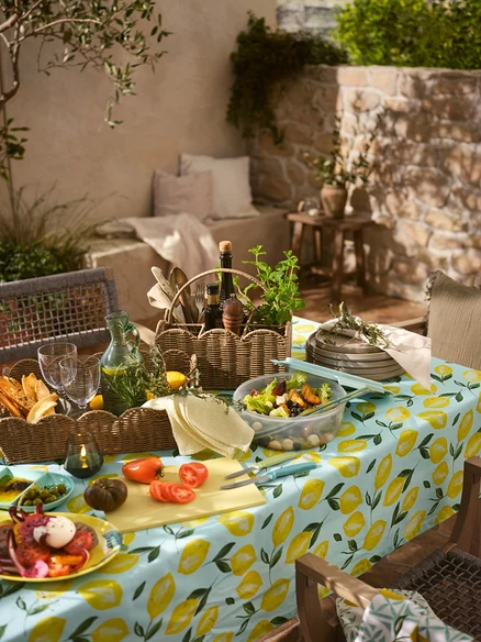Esstisch im Freien mit abwischbarer Tischdecke, Salatschüssel mit Kühlakku, Snackplatte, 6 Weingläser und 2 Victorinox Küchenmessern.