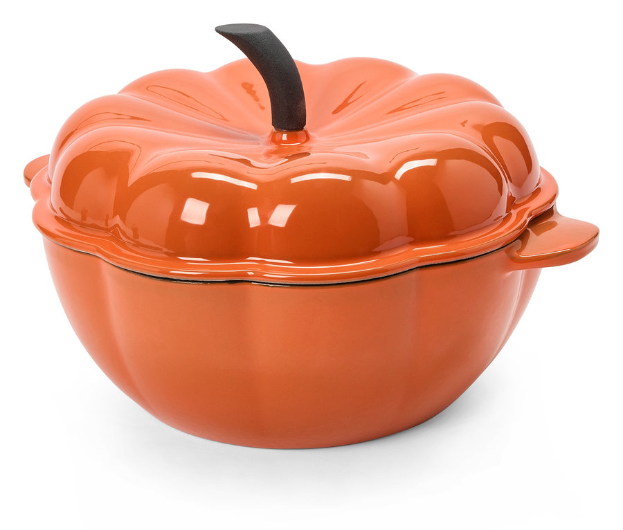 Ein orangefarbener Kochtopf mit Deckel in Form eines Kürbisses steht vor einem weißen Hintergrund.