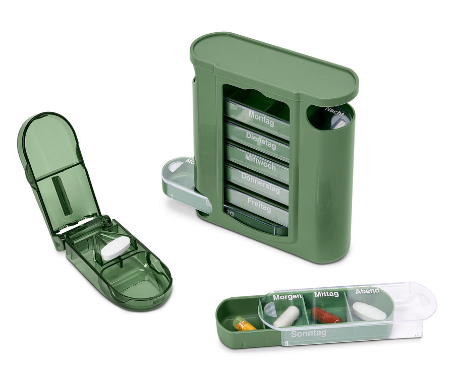 Grüne Pillendose mit Tagesbeschriftung und Tablettenteiler mit Tablette.