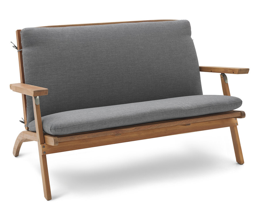 Ein Zweisitzer-Sofa mit Holzrahmen und grauen Kissen.
