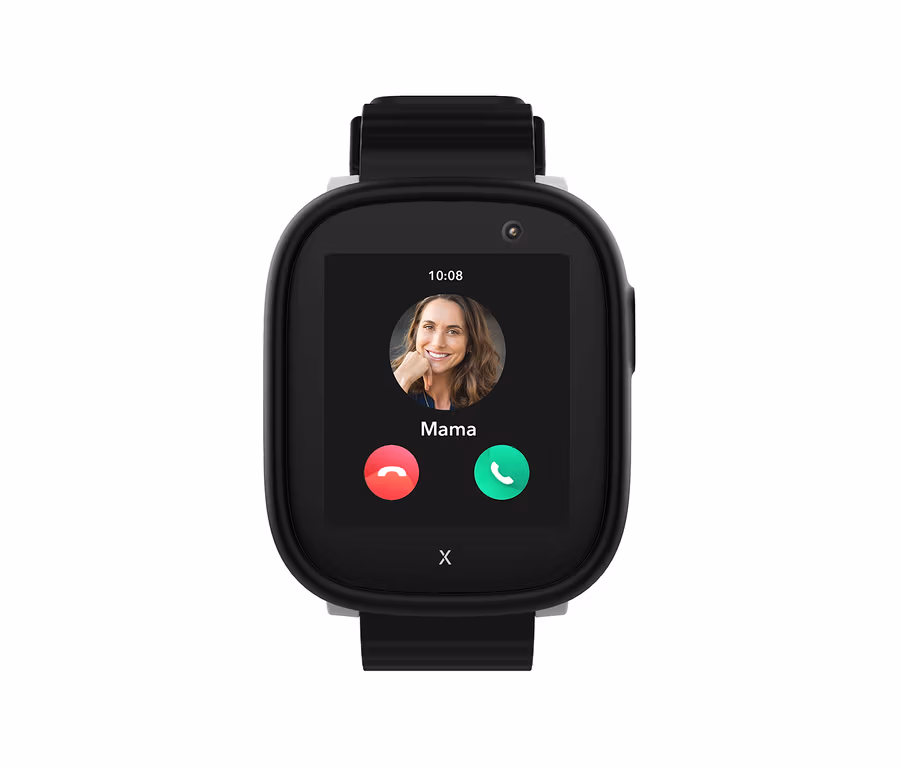 Eine schwarze Smartwatch zeigt auf dem Display einen eingehenden Anruf von "Mama".