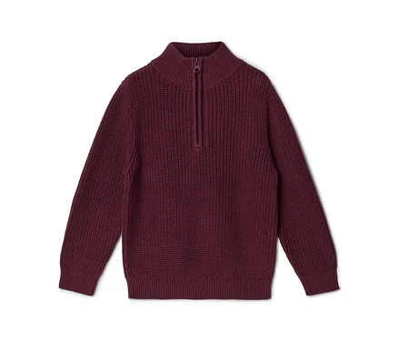 Bordeauxroter Rippstrickpullover mit Stehkragen und kurzem Reißverschluss, flach auf weißem Hintergrund liegend.