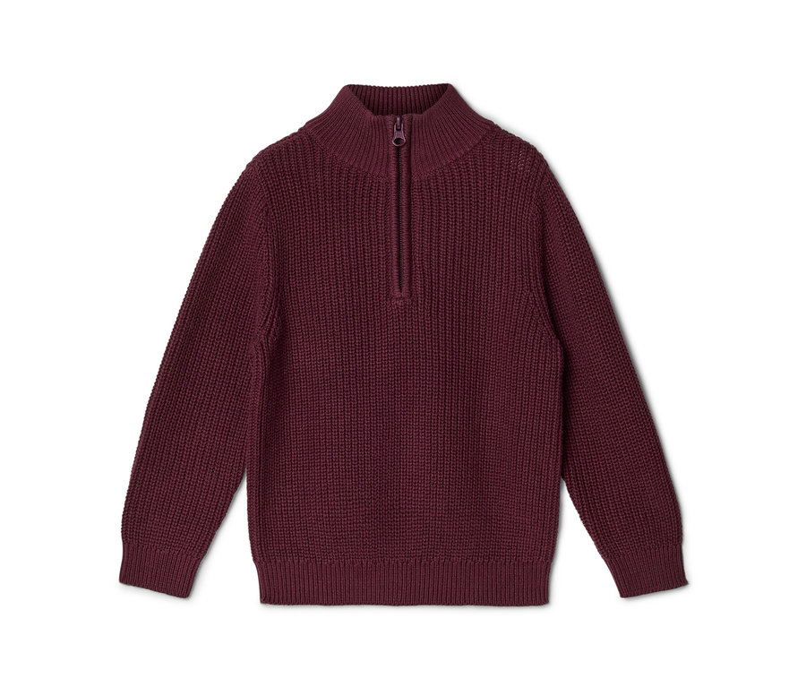 Bordeauxroter Rippstrickpullover mit Stehkragen und kurzem Reißverschluss, flach auf weißem Hintergrund liegend.