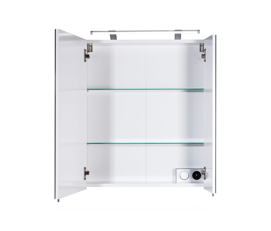 Weißer 60 cm Spiegelschrank »Dorina« mit geöffneten Türen, zwei Glasböden, integrierter Beleuchtung und Steckdosen.