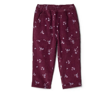 Bordeauxfarbene Cordhose mit elastischem Bund, verstreutem hellrosa Blumenmuster, seitlichen Eingrifftaschen und aufgesetzten Oberschenkeltaschen.