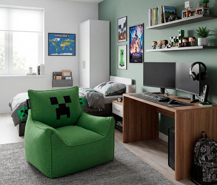 Minecraft-Kinderzimmer mit grünem Creeper-Sitzsack auf einem Teppich. Ein Bett mit Minecraft-Bettwäsche und ein Holzschreibtisch mit zwei Monitoren, Tastatur, Maus und Kopfhörern sind ebenfalls im Raum. Regale über dem Schreibtisch halten Figuren und Bücher.