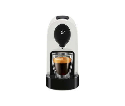 Eine weiße Cafissimo pure+ Kaffeemaschine mit einer Tasse Kaffee.
