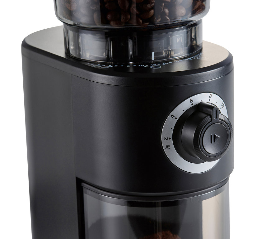 Detailaufnahme einer elektrischen Kaffeemühle mit Mahlgradeinstellung und Behälter für Kaffeebohnen.