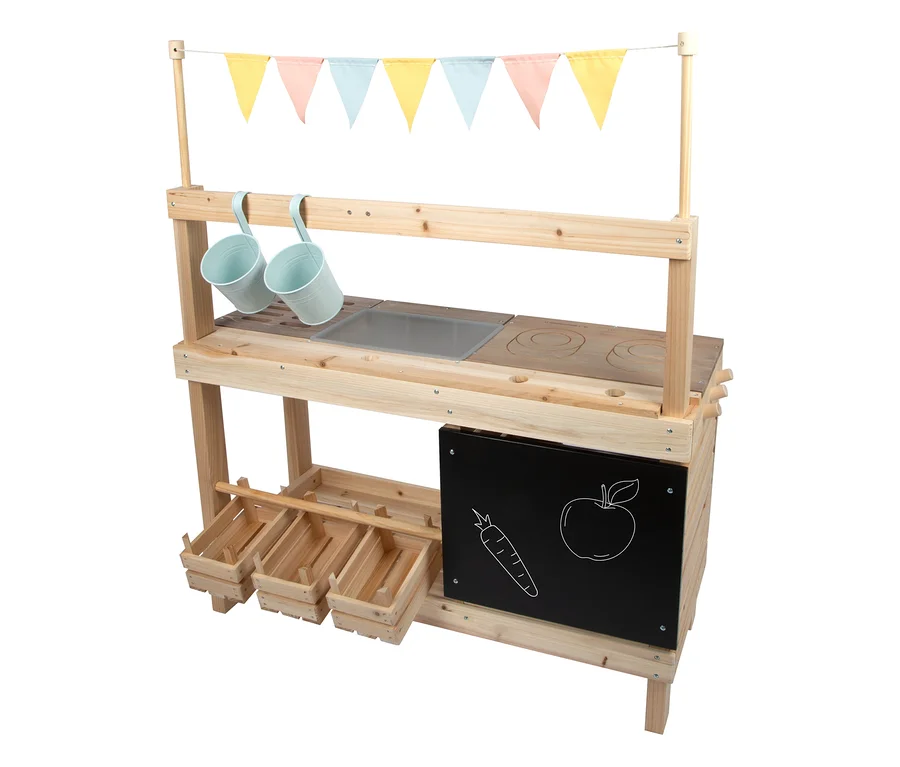 Die small foot Matschküche und der Kaufladen aus Holz mit Hängevorrichtung, zwei Eimern, Spüle, Kochfeld, Kreidetafel und drei Körben.