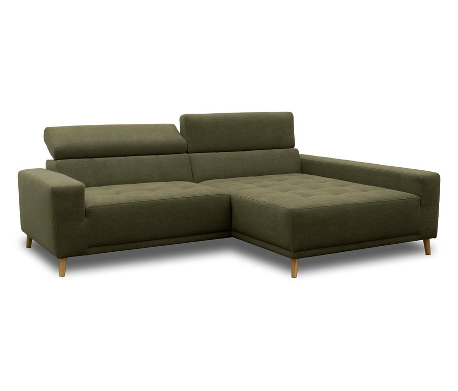 Ein L-förmiges Ecksofa in dunkelolivgrünem Stoff mit Holzbeinen. Das Sofa verfügt über getuftete Sitzkissen und verstellbare Kopfstützen.