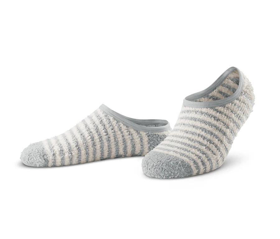 Zwei Paar blau-weiß gestreifte Hausschuhsocken liegen auf einem weißen Hintergrund.