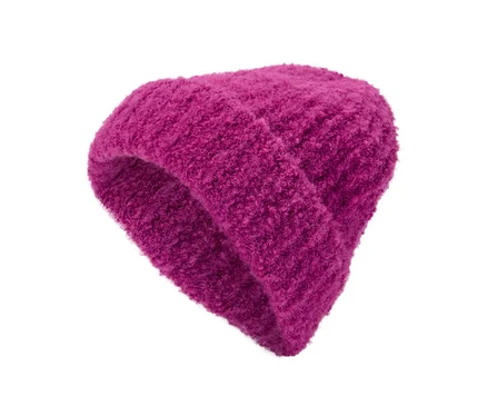 Fuchsiafarbene Bouclé-Strickmütze mit umgeschlagenem Rand.