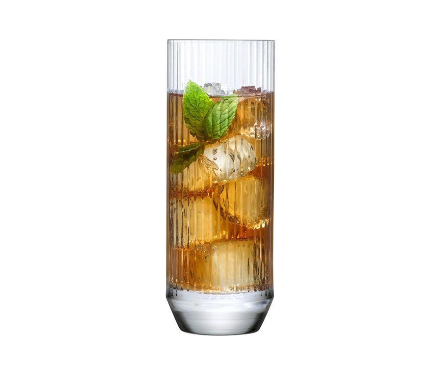 Mäser Longdrinkglas "Big Top" mit vertikalen Rillen, gefüllt mit einem bernsteinfarbenen Getränk, Eiswürfeln und Minze.