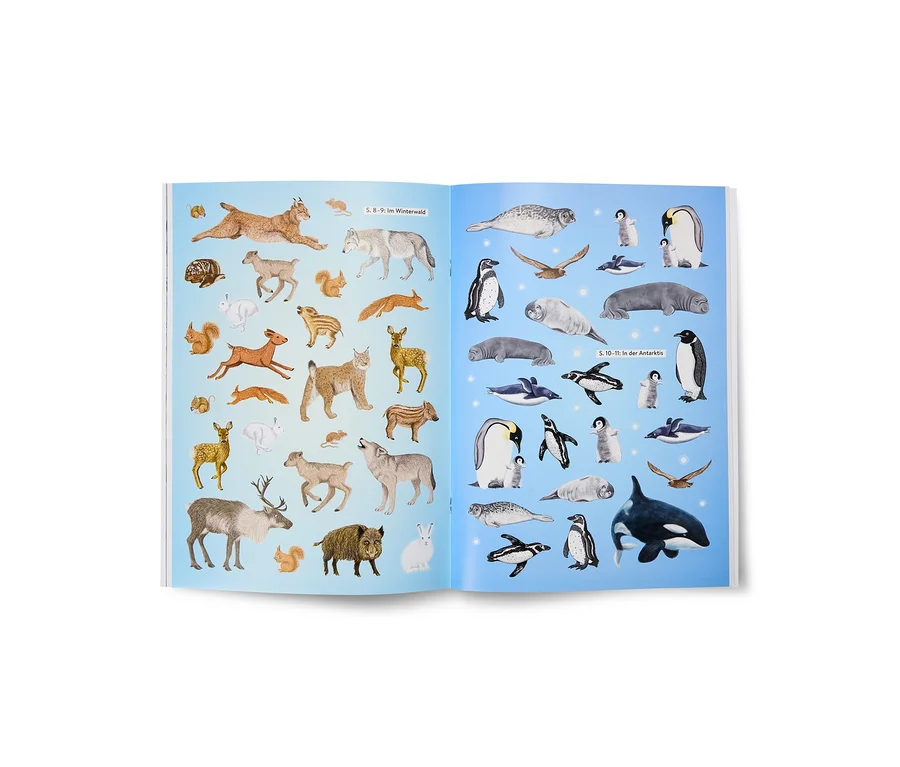 Offenes Buch mit Tierstickern. Linke Seite: Waldtiere (Luchs, Wolf, Reh, Wildschwein) unter „Im Winterwald“. Rechte Seite: Antarktische Tiere (Robben, Pinguine, Orca) unter „In der Antarktis“.