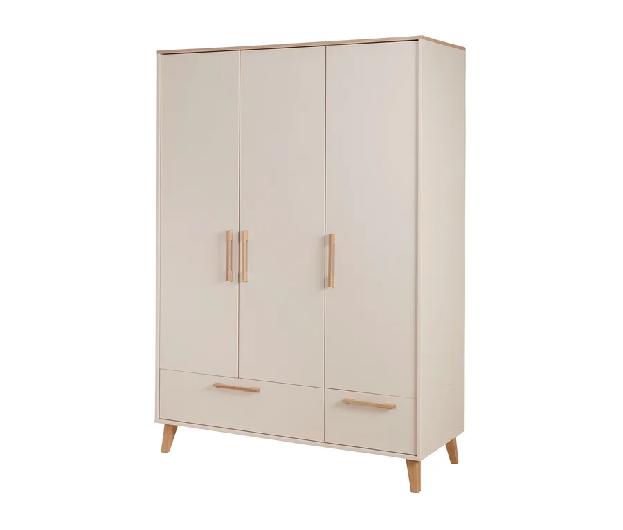 Heller beiger Kleiderschrank mit drei Türen und zwei Schubladen, mit hellen Holzgriffen und einer oberen Holzleiste. Er steht auf kurzen, schrägen Holzbeinen.
