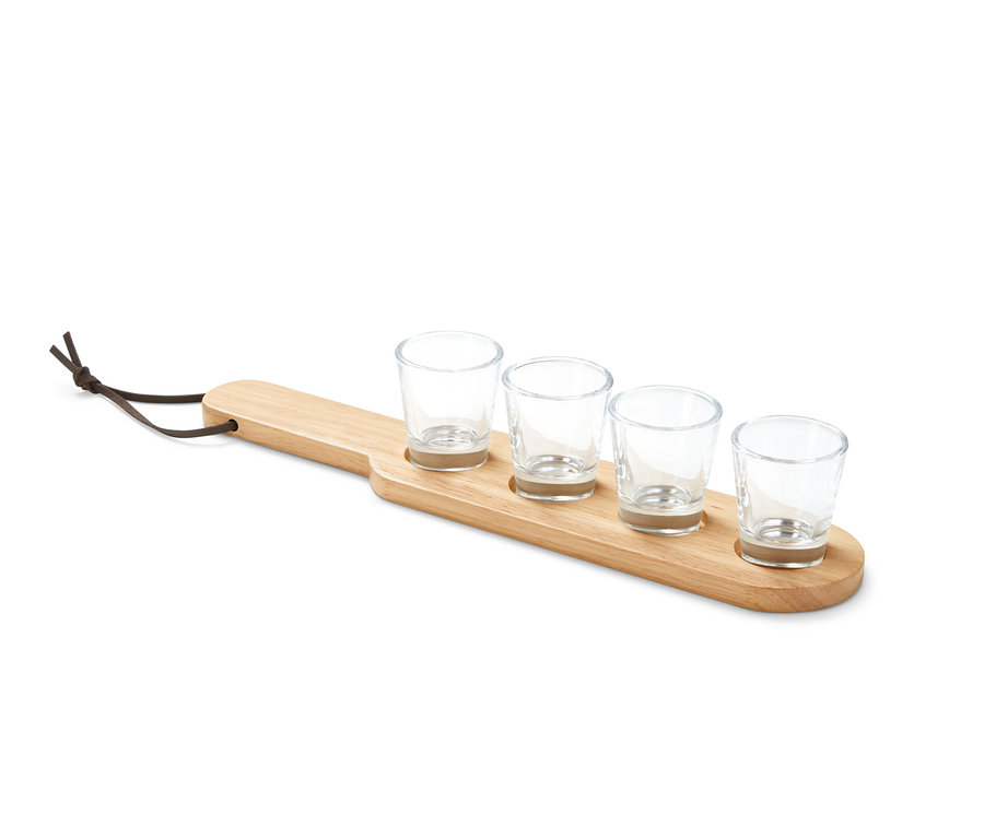Servierbrett mit vier Schnapsgläsern aus Glas.