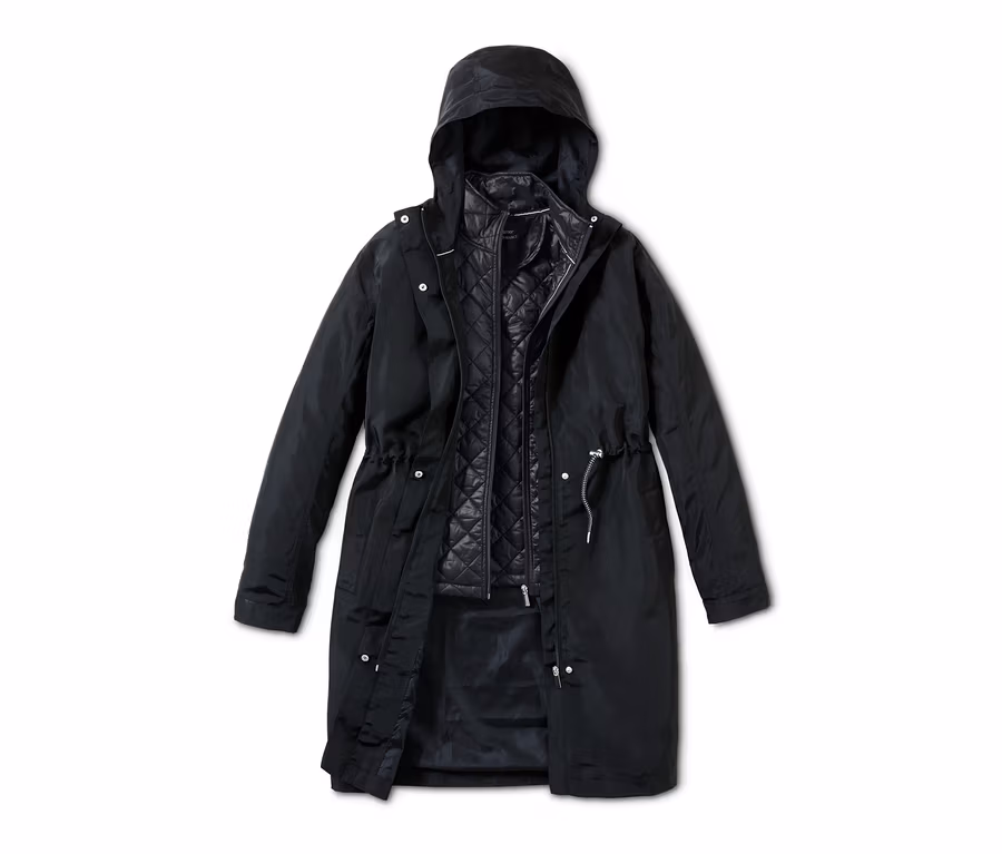 Ein schwarzer 3-in-1-Funktionsparka und eine Steppjacke sind zu sehen. Die Jacke hat eine Kapuze und einen Reißverschluss.