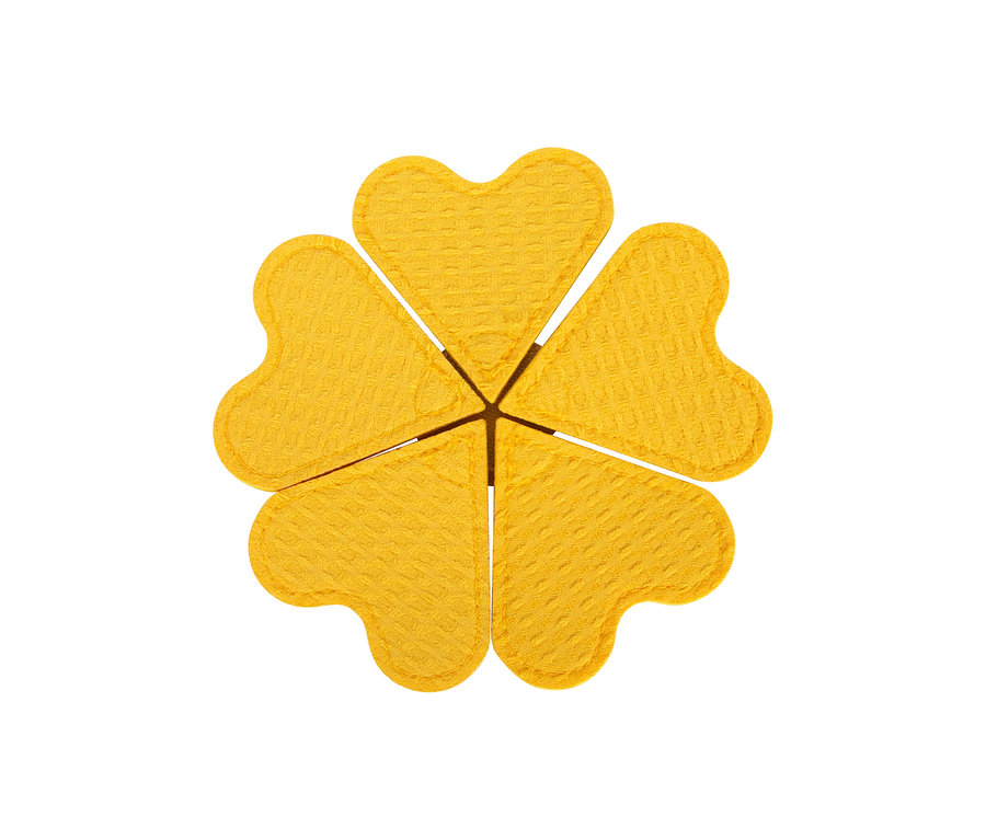 Sechs gelbe, herzförmige Waffelstücke, kreisförmig angeordnet, bilden eine Blume.