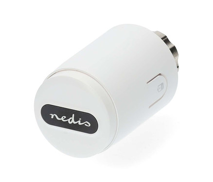 Ein weißer zylindrischer smarter Heizkörperthermostat mit weißem „nedis“-Logo auf schwarzem Hintergrund an der Seite und einem metallischen, geriffelten Anschluss an einem Ende.