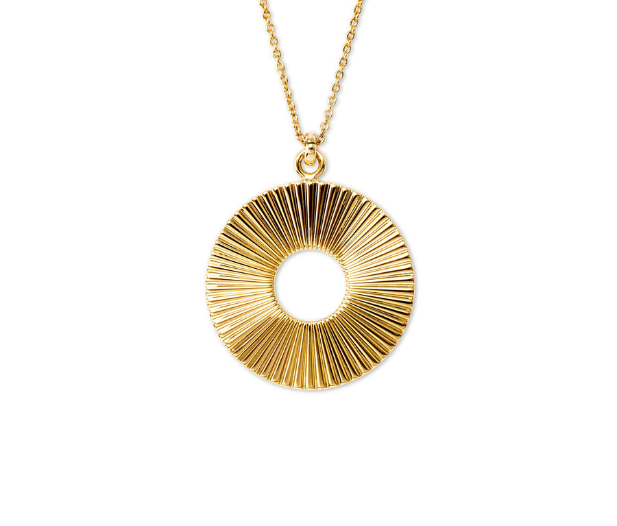 Goldene Kette mit rundem Anhänger.