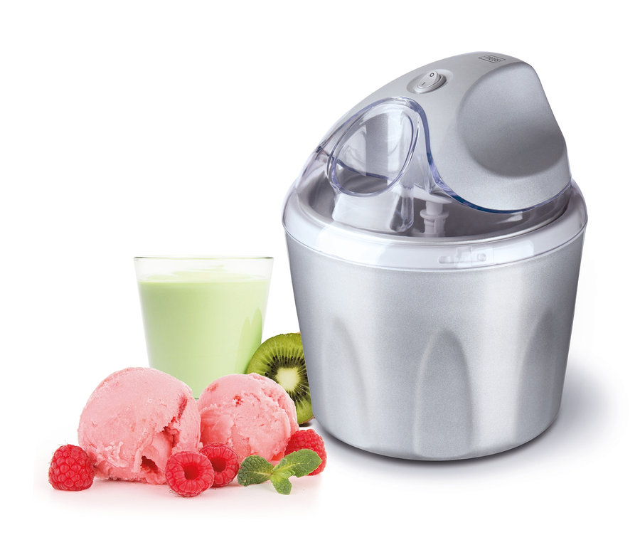 Trebs-Eismaschine Comfortice, 1,5 l neben einem Glas Getränk, Kiwi, Himbeeren und Kugeln rosa Eis.