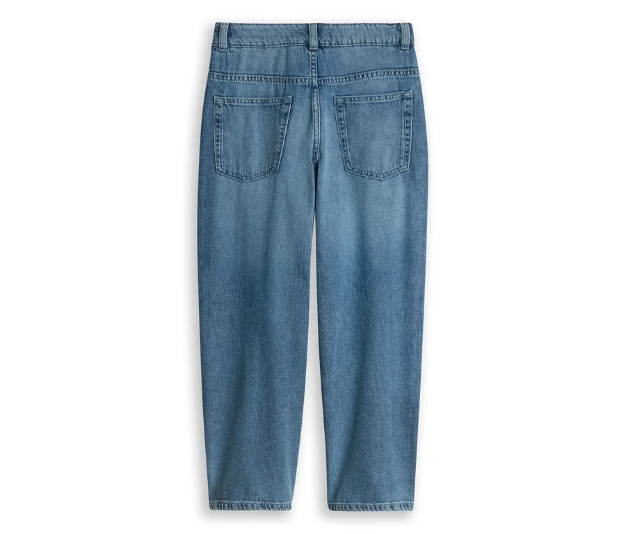 Rückansicht einer hellblauen Jeans mit zwei rechteckigen Gesäßtaschen und geradem, leicht verkürztem Bein.
