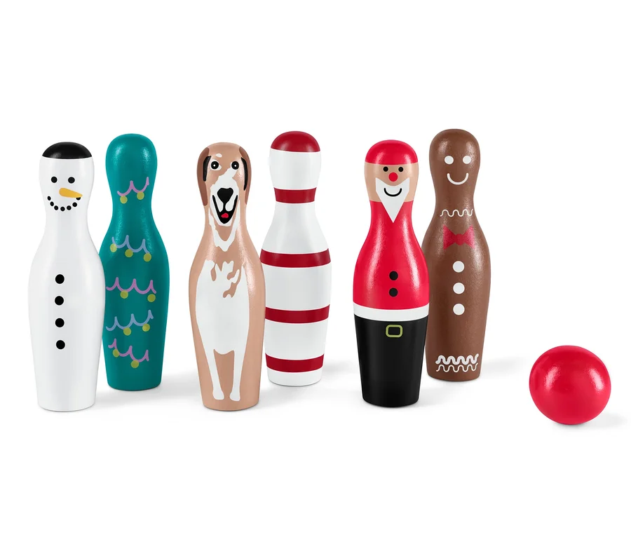 Mini-Bowling »Xmas« Set mit Kegeln in Form von Schneemann, Baum, Hund, rot-weißen Streifen, Weihnachtsmann und Lebkuchenmann und einem roten Ball.