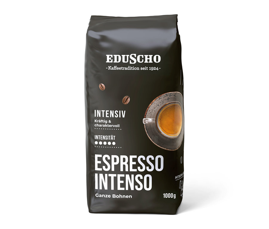 Schwarze Eduscho Espresso Intenso Kaffeepackung mit 1 kg ganzen Bohnen, darauf eine Espressotasse und Kaffeebohnen.