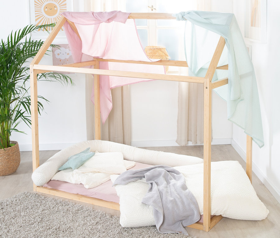 Ein roba Hausbett, ca. 70 x 140 cm, aus Bambus, mit rosa und blauem Stoff oben.