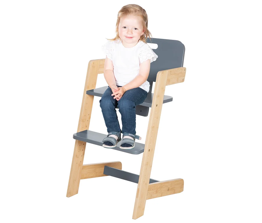 Kind sitzt auf roba Babyhochstuhl, anthrazit.