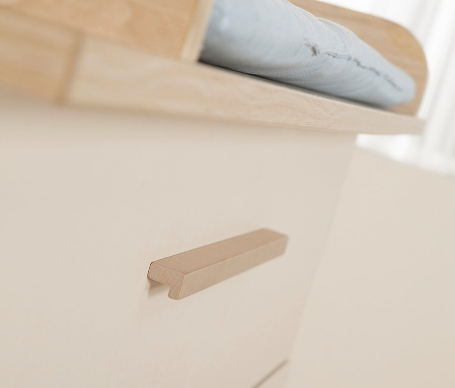 Detail einer Schublade mit Holzgriff und hellblauer Auflage aus dem roba Set »Sidney«.