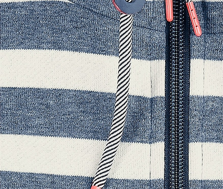 Detailansicht einer Sweatjacke mit Kapuze, mit blau-weissen Streifen, Reißverschluss und Kordelzug.