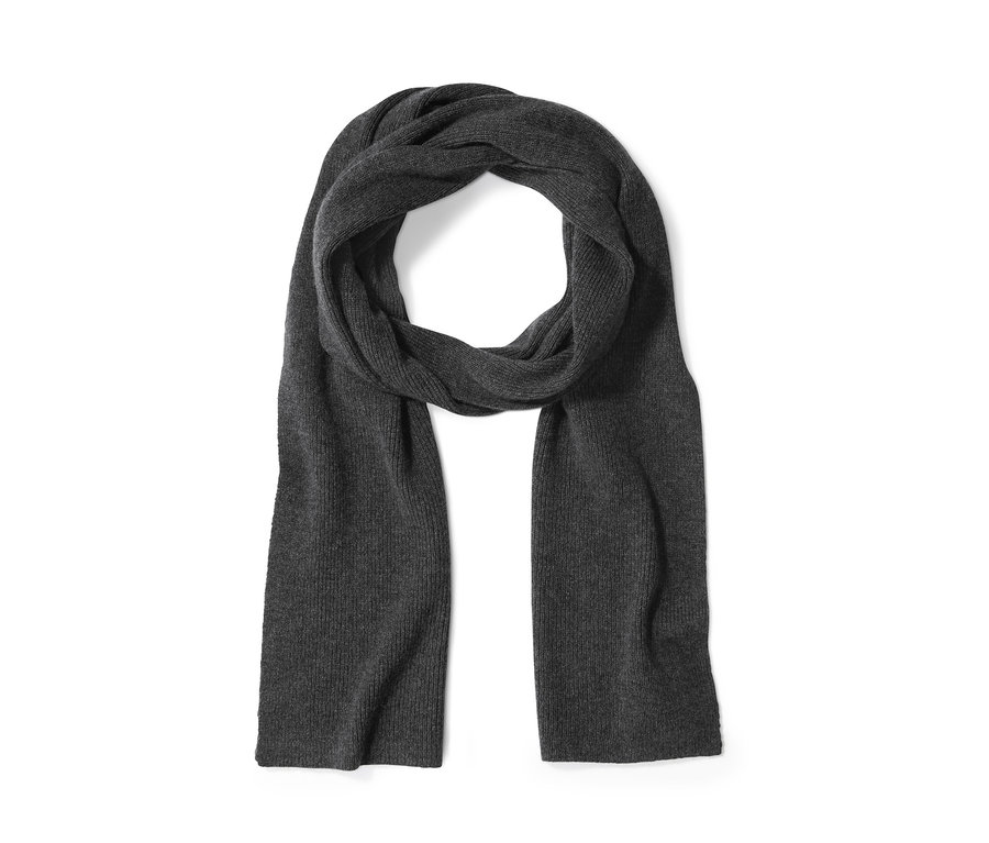 Ein grauer Cashmere-Strickschal auf einem weißen Hintergrund.