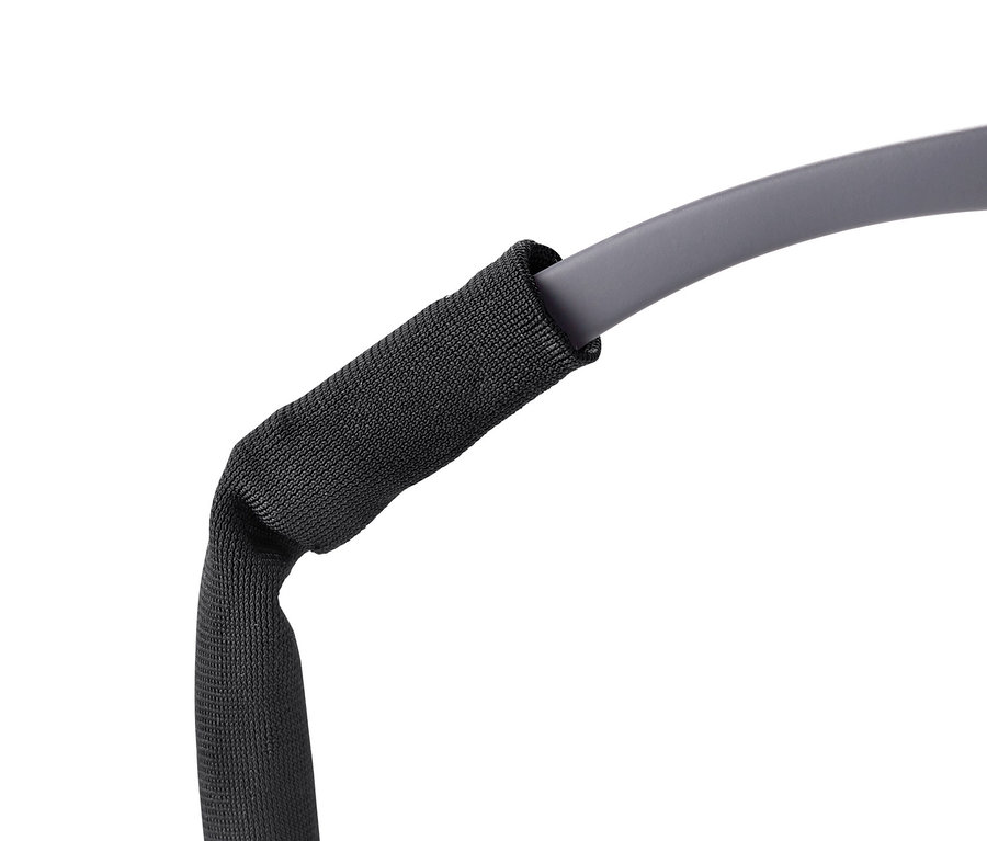 Detail einer grauen Sportbrille mit schwarzem Neopren-Sportbrillenband.