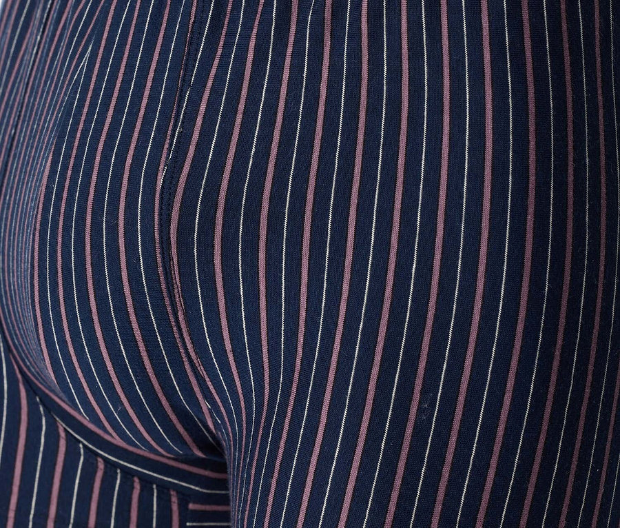 Detailaufnahme einer gestreiften Herren-Boxershorts.