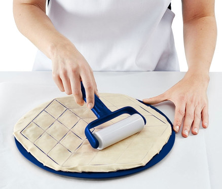 Person verwendet Teigroller, um ein Gitter auf einem Teig auf dem "Profi-Backset für Häppchen" zu erstellen.