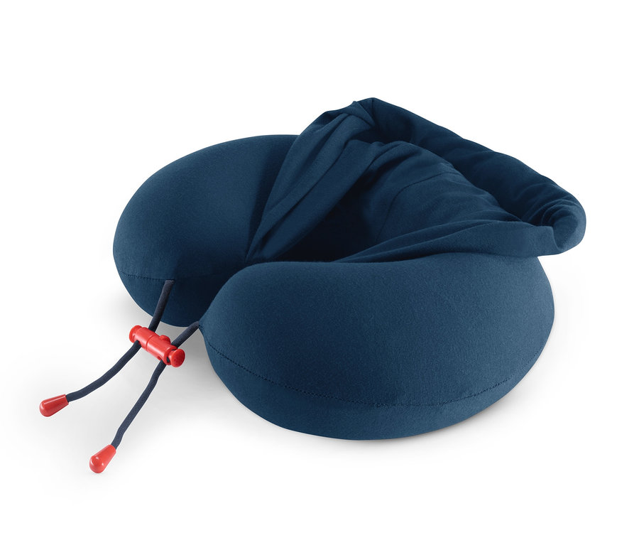 Blaues Nackenkissen mit Kapuze.