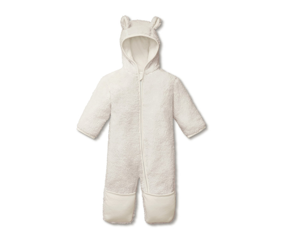 Weißer Plüscheinteiler mit Kapuze und Ohren liegt auf einem weißen Hintergrund.