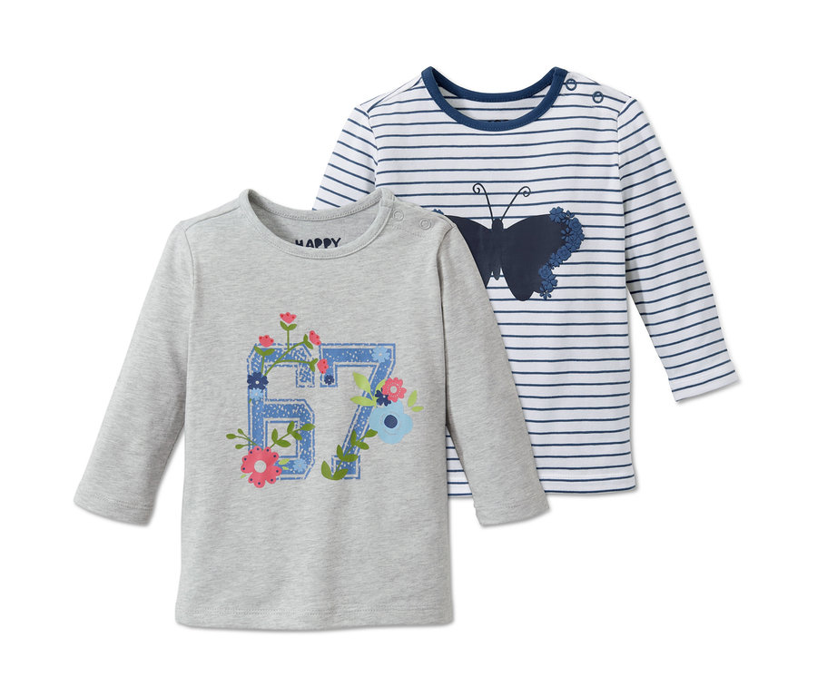 Zwei Langarmshirts, eines grau mit der Zahl 67 und Blumen, das andere blau-weiß gestreift mit einem Schmetterling.