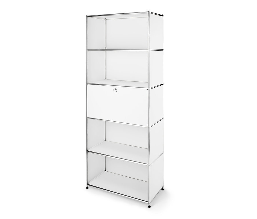 Ein hohes, weißes Metallregal mit einem versetzbaren Klappenfach in der Mitte.