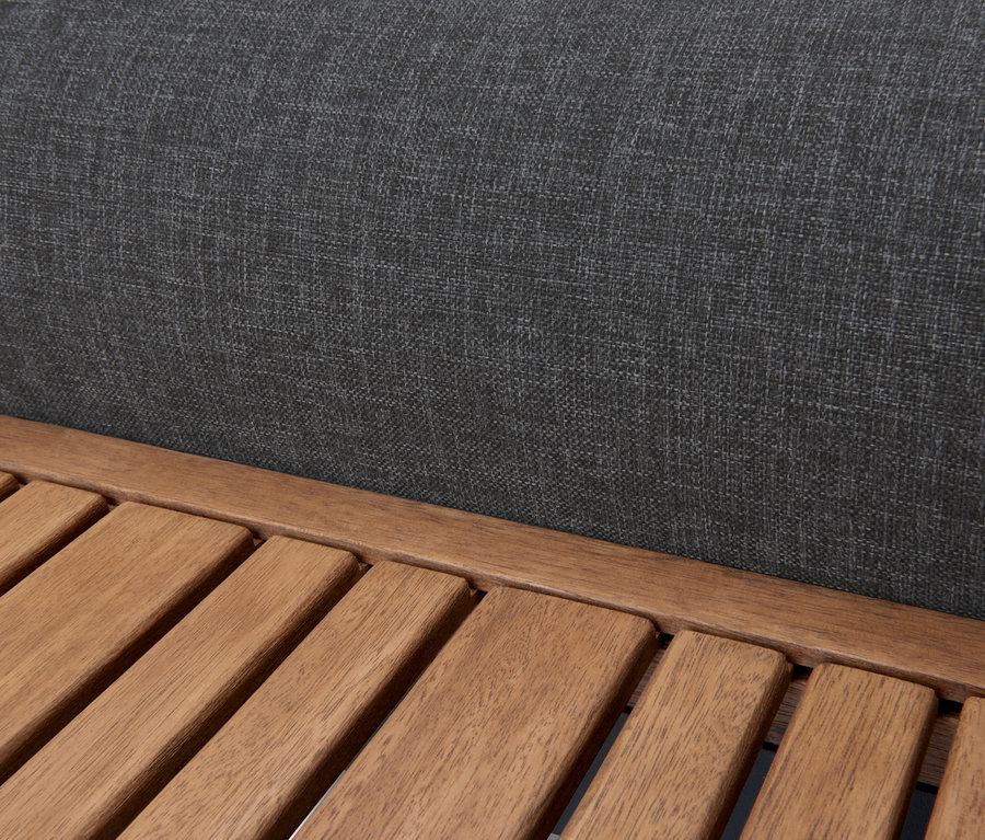 Detailaufnahme einer Lounge-Ecke Elin mit grauem Polster und Holzrahmen.