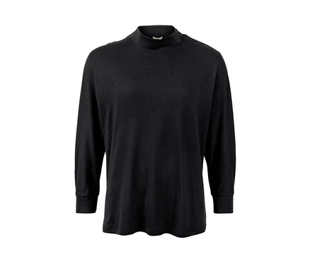 Schwarzes Fledermausshirt mit Knöpfen.