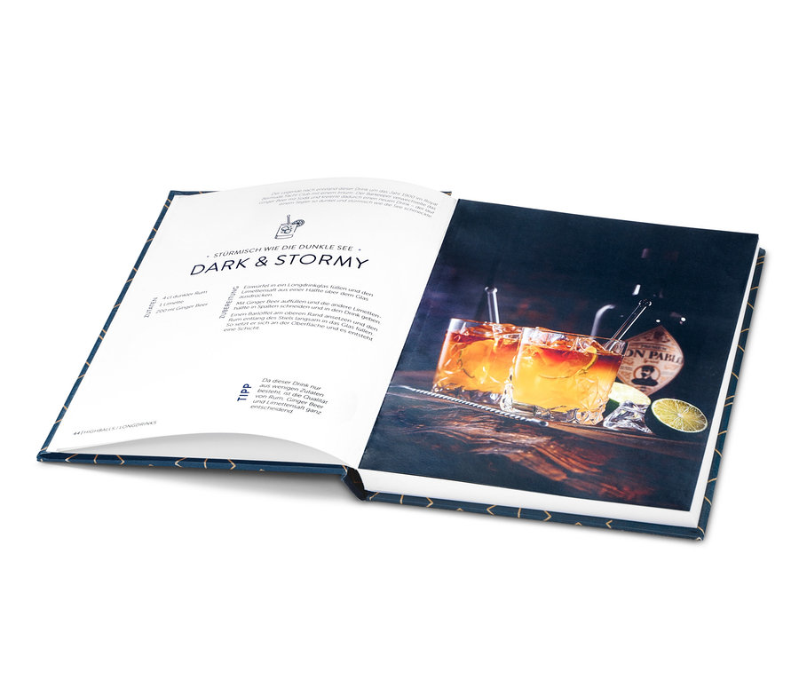 Aufgeschlagenes Buch »Cocktails & Drinks« mit Rezept und Abbildung von zwei Dark & Stormy Cocktails.