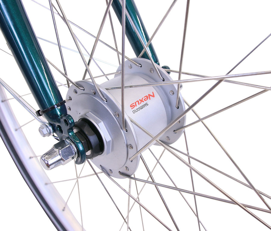 Detailaufnahme vom Vorderrad eines HAWK Bikes Cityrad »City Classic Joy British Green« mit silberner Nabe.