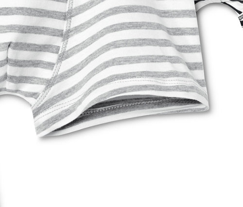 Sieben Jungen-Slipboxer in verschiedenen Farben und Mustern.