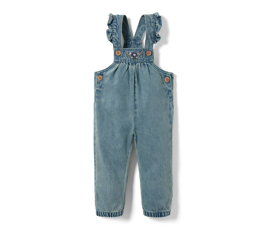Eine Denim-Latzhose mit Blumenstickerei auf dem Latz und Rüschen an den Trägern.