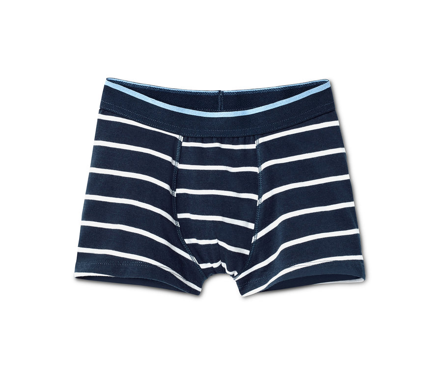 Eine blaue Jungen-Slipboxer aus Bio-Baumwolle mit weißen Streifen.