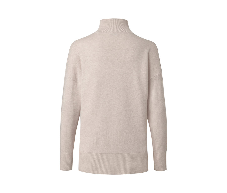 Detailaufnahme eines Strickpullovers mit Stehkragen.